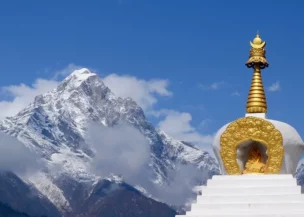 buddhist-statue-on the-way to mera peak